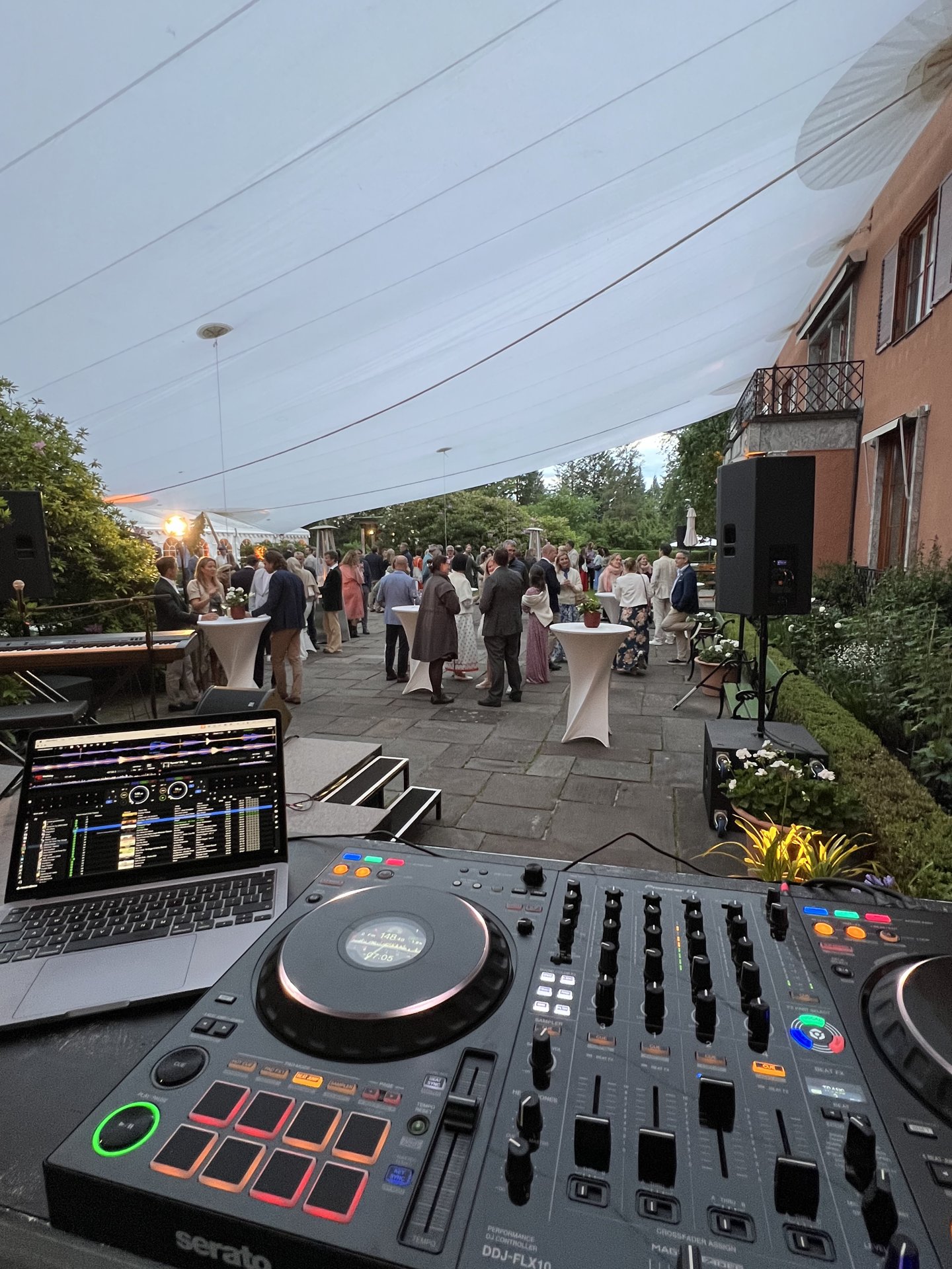 DJ-rigg med Pioneer DDJ-FLX10 på utendørs firmafest